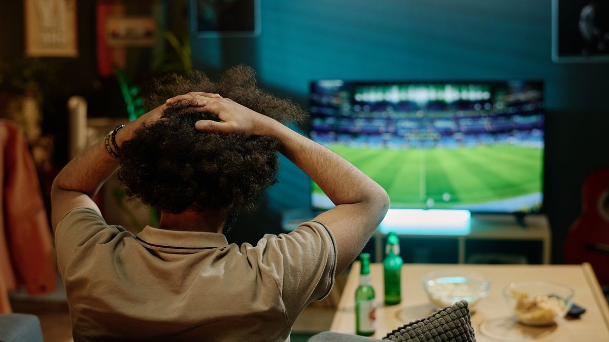 Napoli, parolacce alla tv per un rigore negato: la moglie lo accoltella pensando siano rivolte a lei