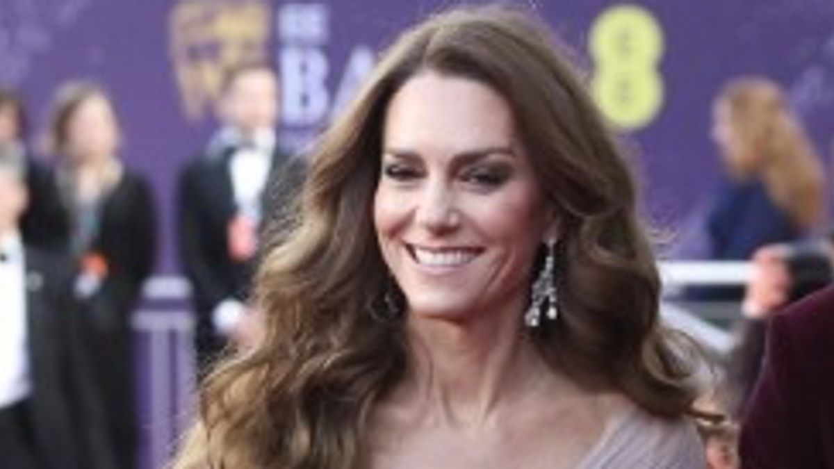 Kate Middleton'un gülümsemesi zor anların duygusal gücünü gösteriyor