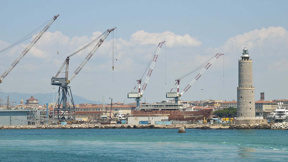 Livorno, scontro tra pilotina e yacht fuori dal porto: un morto