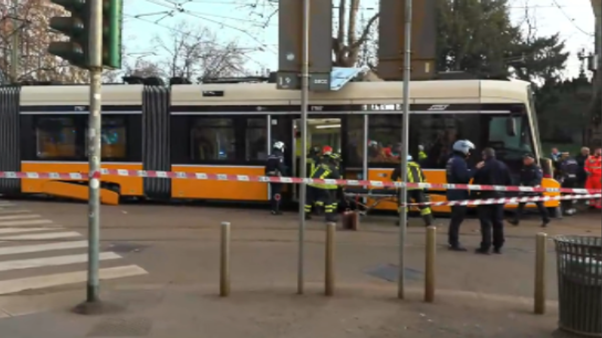 Milano, tram deraglia e investe alcuni passanti: due morti e almeno 40 feriti