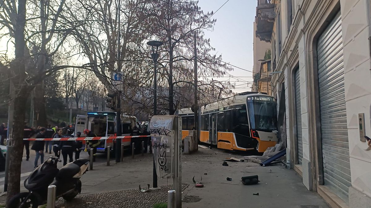 Milano, tram deraglia e investe passanti. Un testimone: "Pensavo fosse il terremoto"