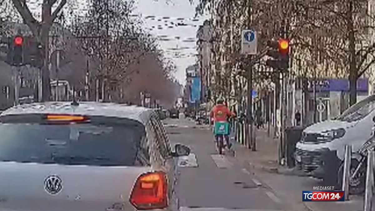 Tram deragliato a Milano, una testimone: "È tremato il palazzo"