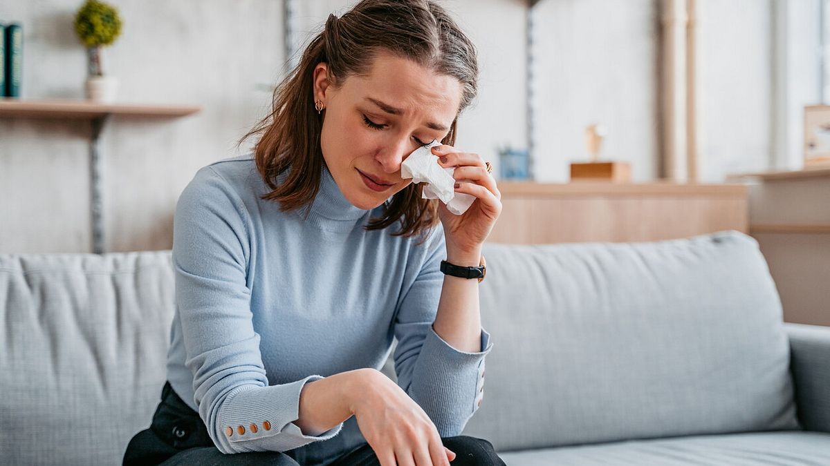Yabancıların önünde ağlamak gerçekten utanç verici mi?