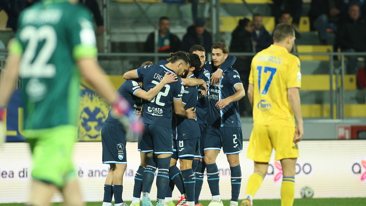 Frosinone-Pescara, due vigili del fuoco in ospedale dopo lo scoppio di un  petardo in campo