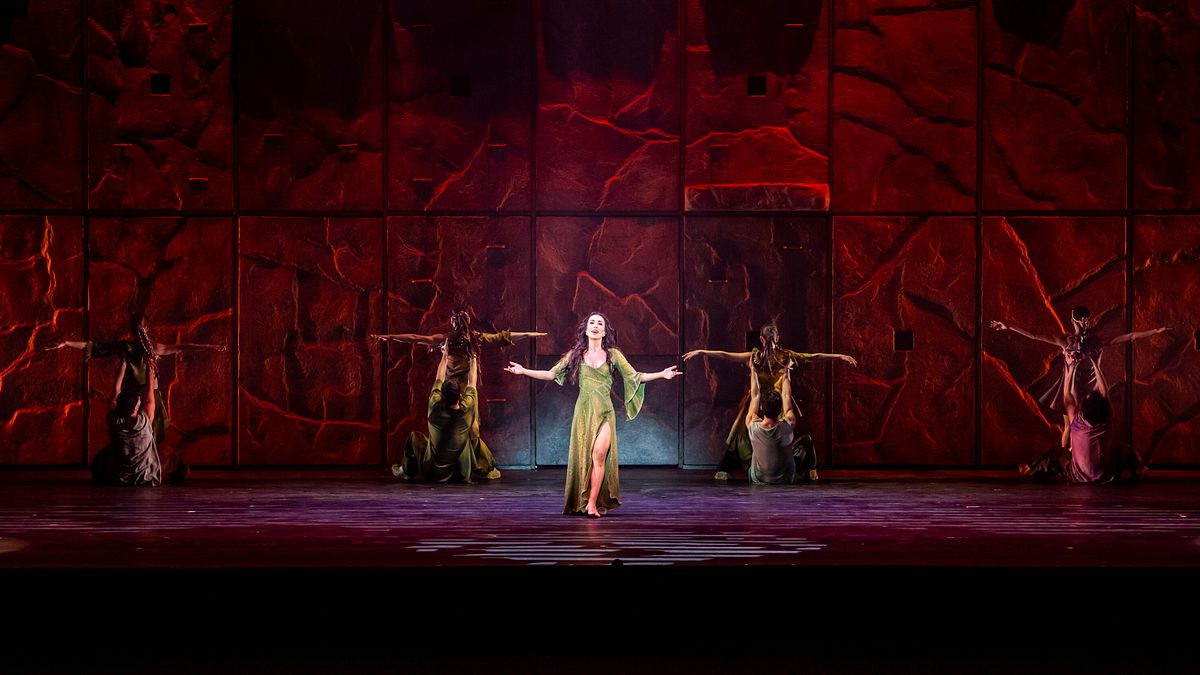 “Notre Dame de Paris” sahneye dönüyor ve Milan'ı büyülüyor