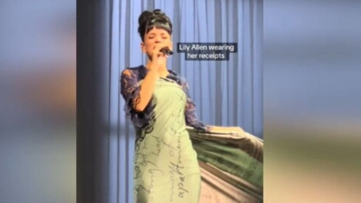 Lily Allen intikam elbisesiyle sahnede eski sevgilisinden intikam alıyor