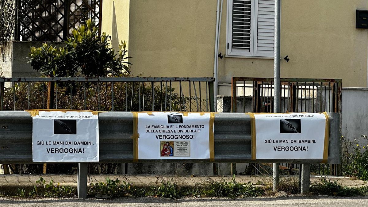 Famiglia nel bosco, sit in di protesta davanti alla struttura di Vasto: "Bimbi a casa con i genitori"
