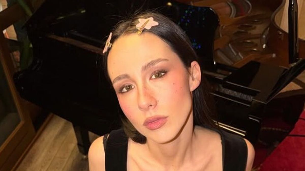 Aurora Ramazzotti ironik bir videoda yumurtlamayla ilgili şaka yapıyor