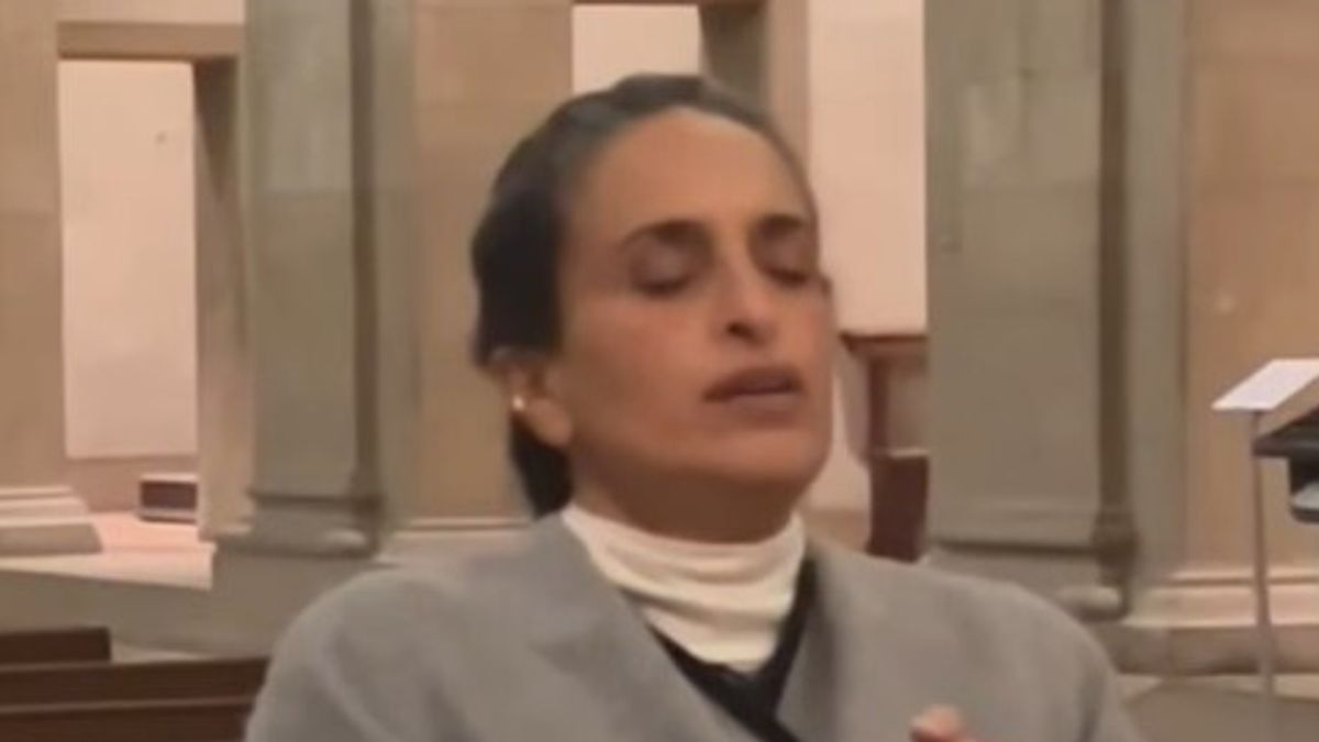 İran, şarkıcı Noa, Floransa'daki bir kilisede barış için dua ediyor