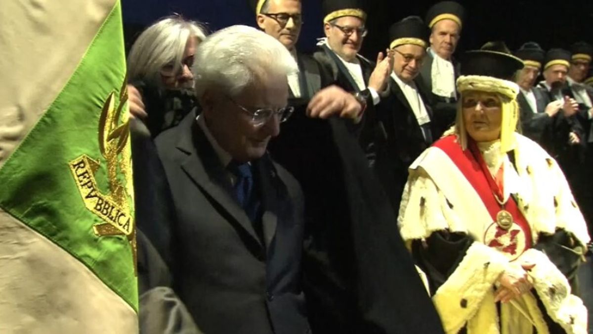 Başkan Mattarella'ya verilen “Siyaset, Kurumlar ve Pazar” fahri derecesi