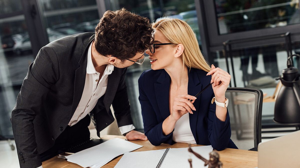 ofiste çalışma masası, kahve ve kimya kıvılcım saçıyor