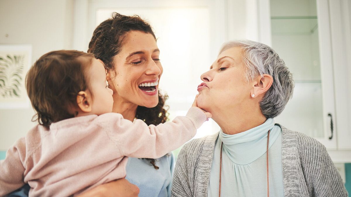 Anneler her şeyin yolunda gitmesi için emzirme ve büyükanne ve büyükbaba ziyaretleri arasında sandviç yapıyor