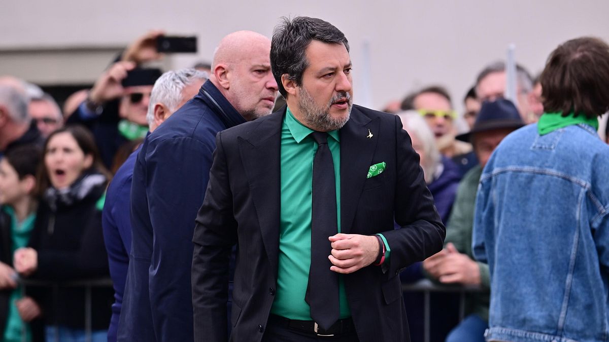 Umberto Bossi ve Matteo Salvini yeşil gömlekli Kuzey Ligi üyelerine itiraz etti: “Vazgeç”