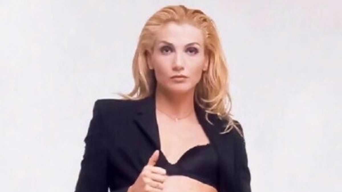 Lorella Cuccarini 90'ların videolarını yayınlıyor ve nostaljiyi ateşliyor