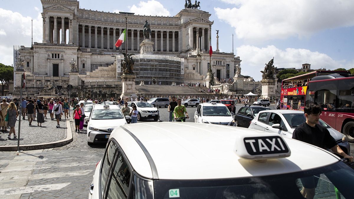 Roma, sale sul taxi e al momento di pagare minaccia il conducente con un coltello: arrestato 46enne