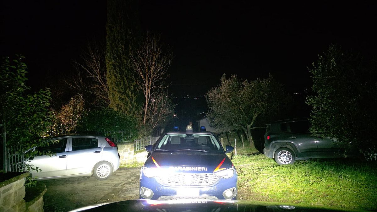 Pavia, bozuk bir arabayı itiyorlar ve eziliyorlar: biri çok ciddi