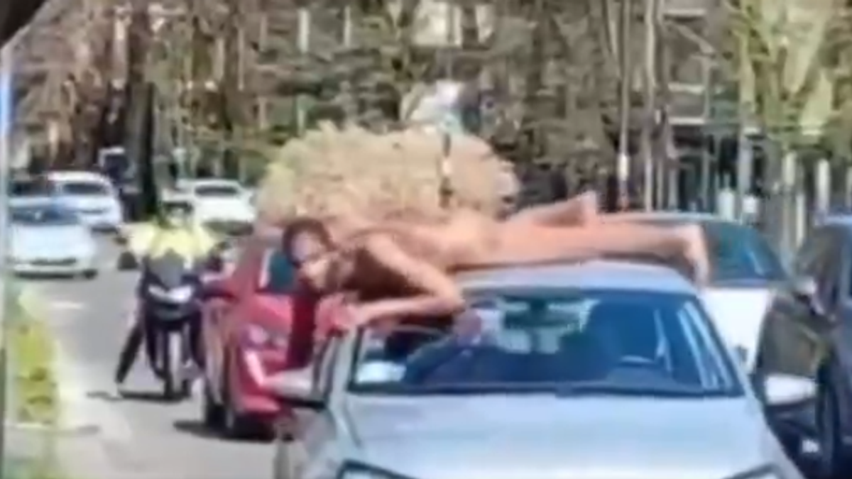 Reggio Emilia, çıplak koşuyor ve arabalara biniyor: durdu