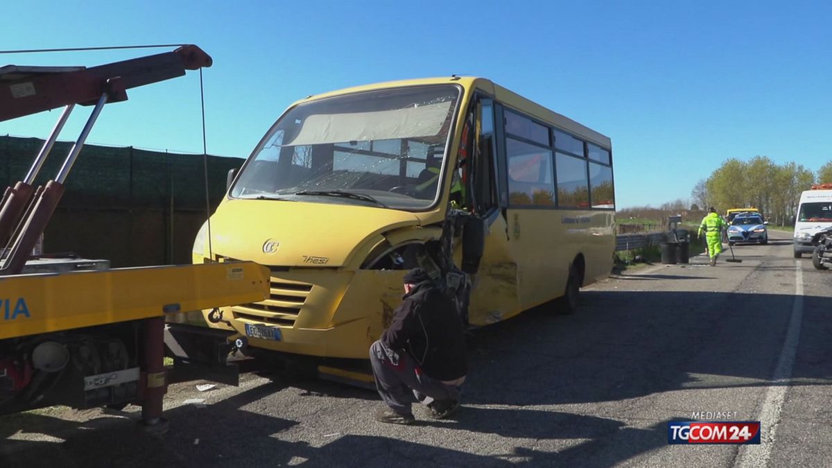 Pavia, scontro tra uno scuolabus e un'auto: soccorsi dieci bambini ...