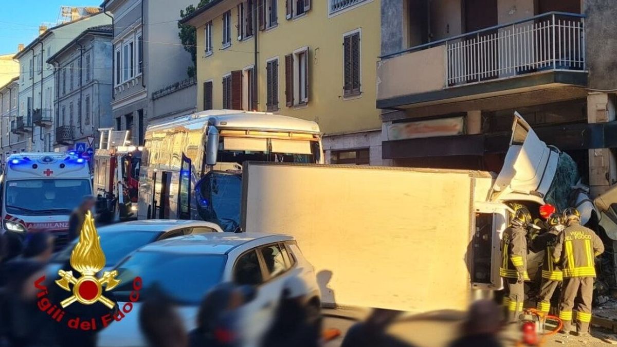 Pavia'da öğrenci dolu otobüs minibüsle çarpıştı: 5 yaralı