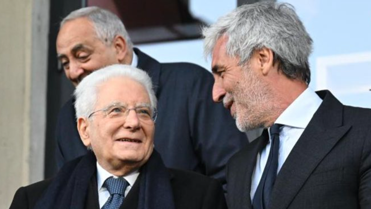 Mattarella sugli spalti durante la partita