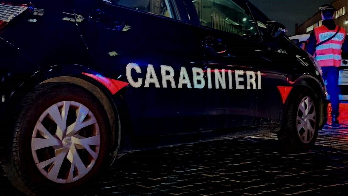 Ischia, kucağında yeni doğmuş bebeği olan karısını dövüyor ve ısırıyor