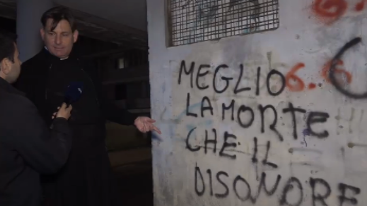 Napoli'deki reşit olmayan uyuşturucu satıcıları, Don Coluccia: "Terk edildik"