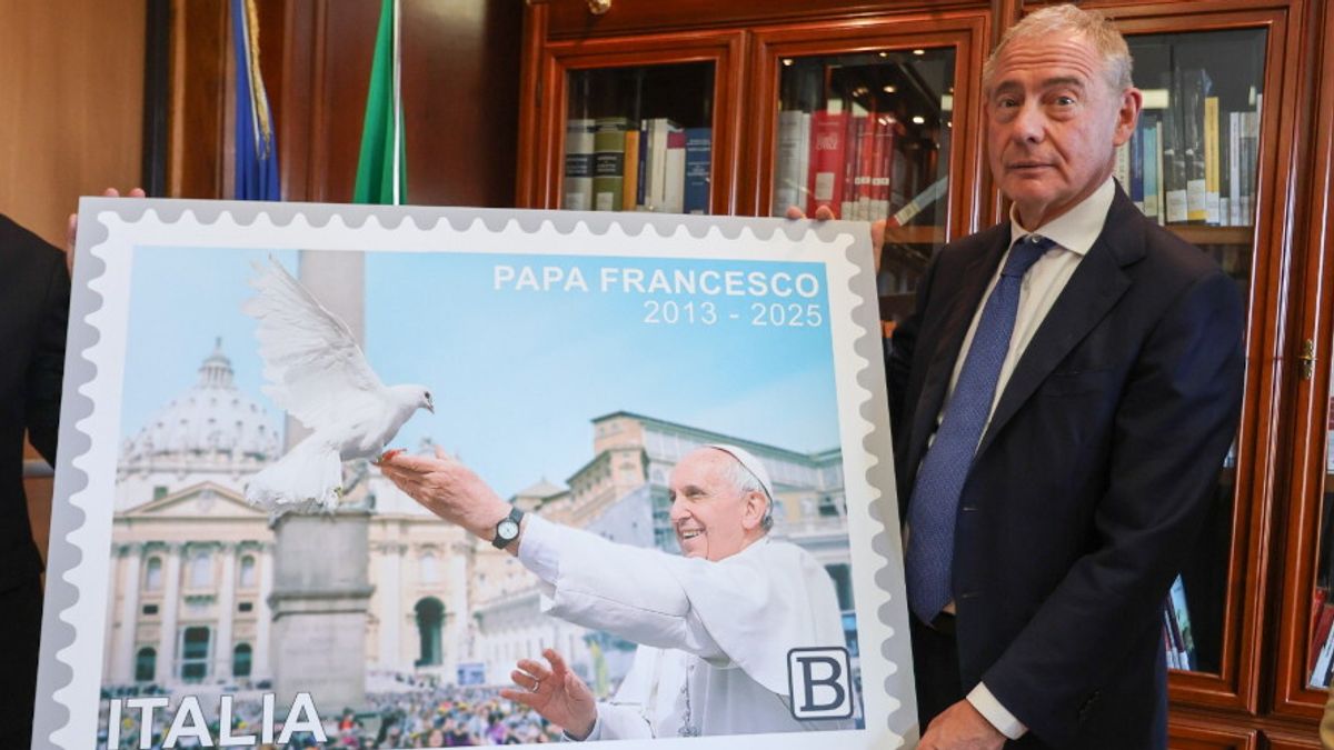 Papa Francis hatıra pulu takdim etti