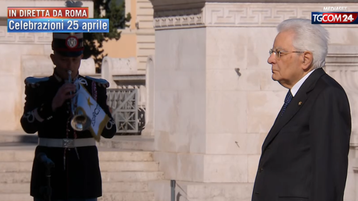 25 Nisan, Mattarella, Altare della Patria'da şehitlere saygı duruşunda bulunuyor