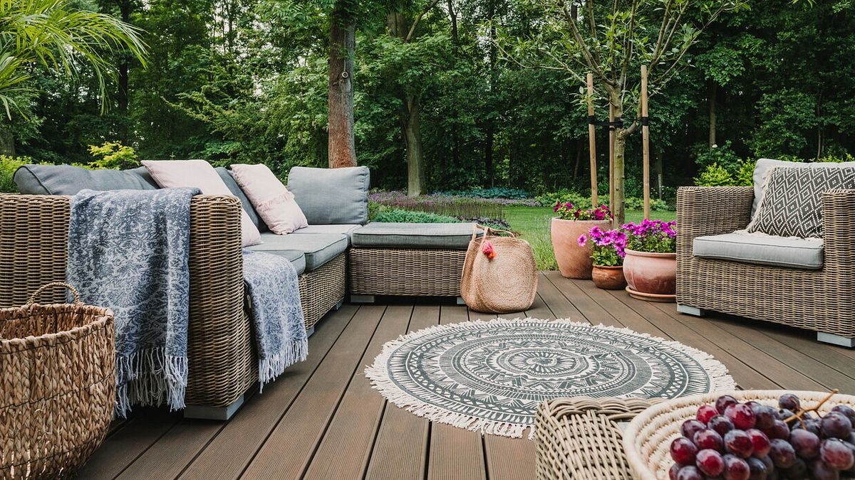Jungle Chic Balkon renklerin, kokuların ve vazoların mükemmel karışımı