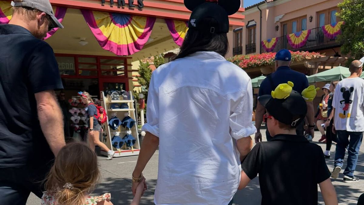 Harry ve Meghan çocuklarının doğum günlerini Disneyland'da kutladı