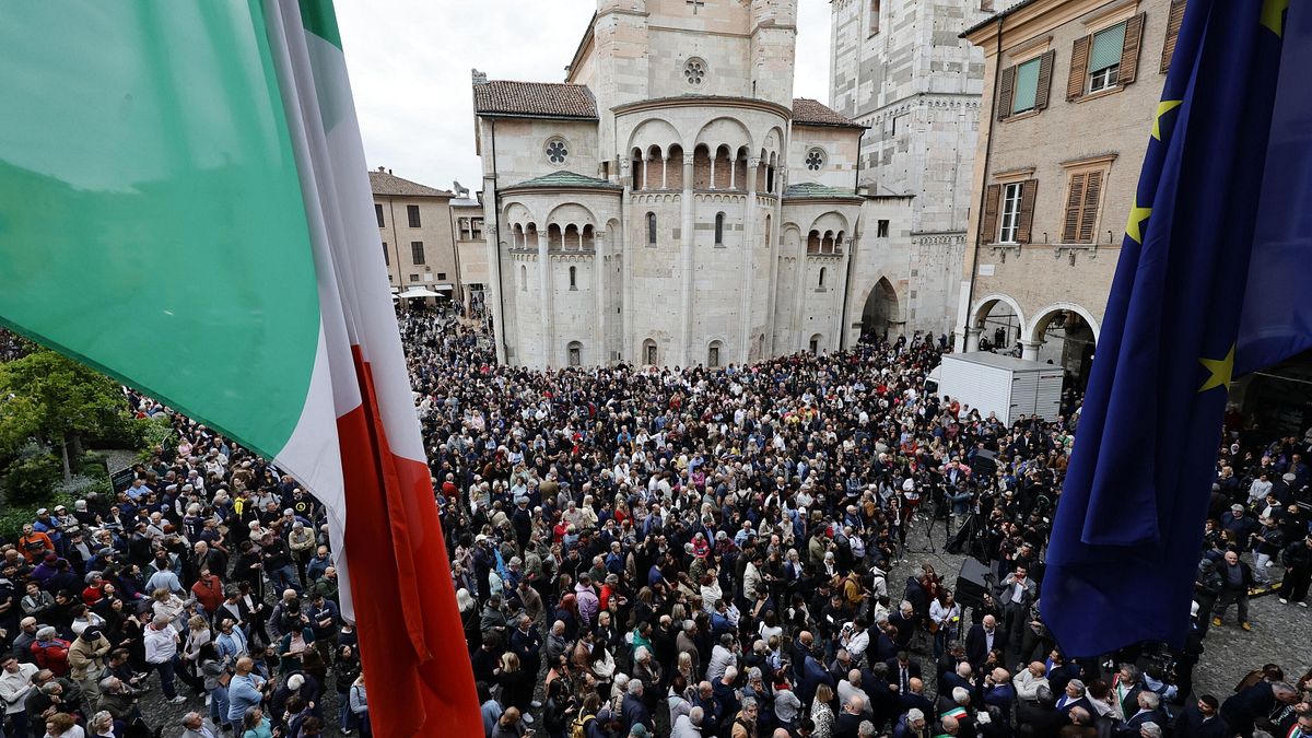 Modena, in migliaia in piazza: "Uniti contro l
