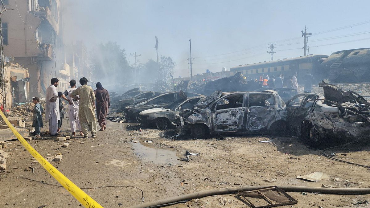 Pakistan'da istasyona kamikaze saldırısı: En az 23 ölü