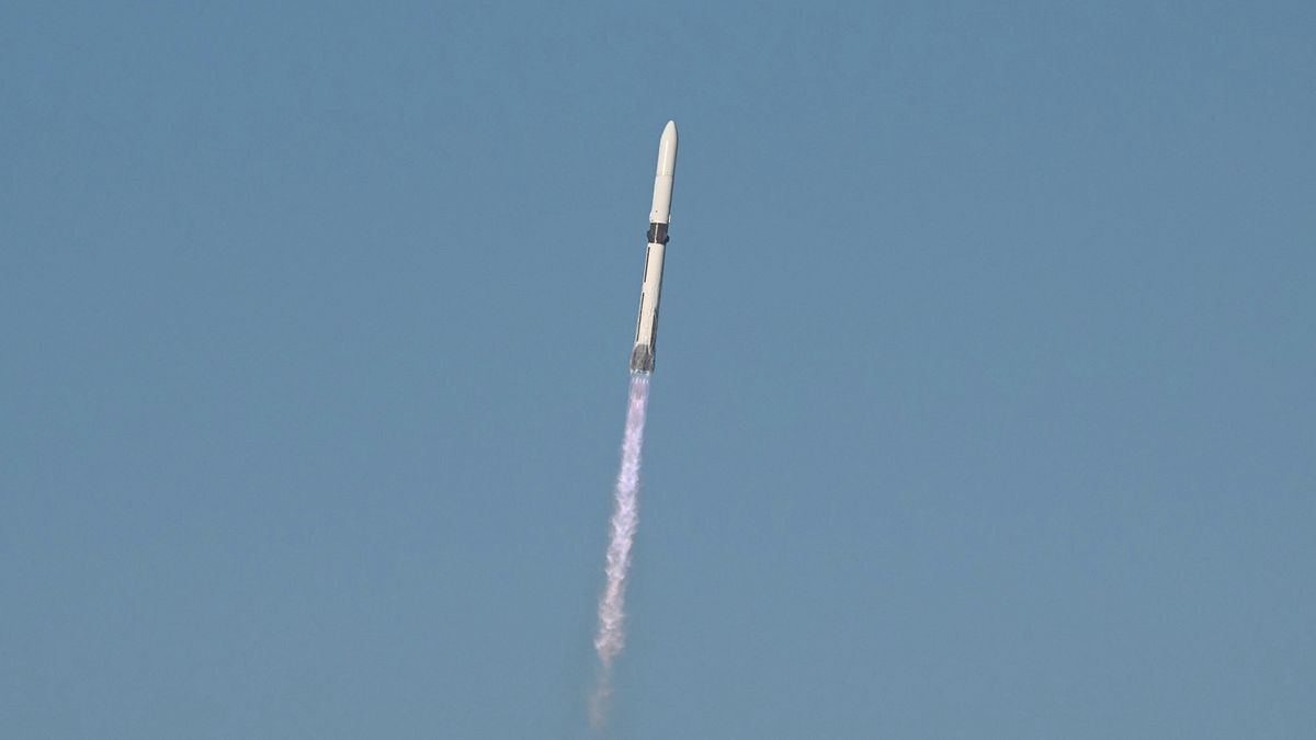 Cape Canaveral, Blue Origin roketi fırlatma rampasında patladı