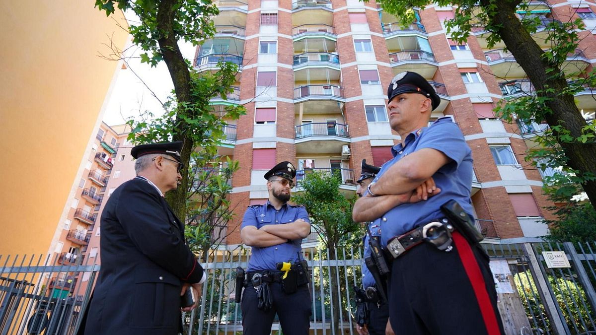 Milan, 73 yaşındaki babayı öldürüp cesedini ateşe verdi: tutuklandı
