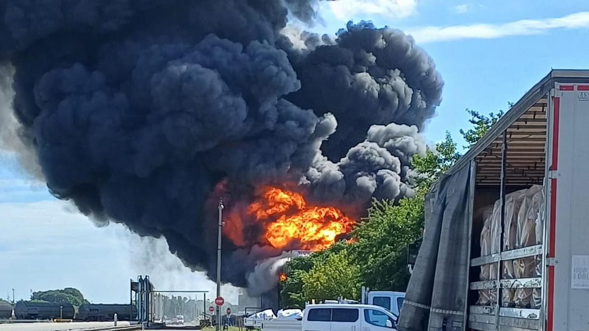 Mantova, incendio in un magazzino di materiale plastico: evacuati gli operai