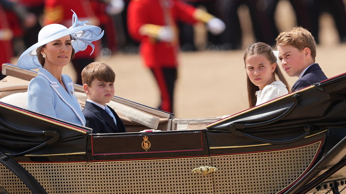 Mavili Kate Middleton geçit töreninde herkesi büyüledi