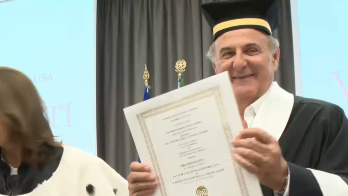 Gerry Scotti, Insubria Üniversitesi'nden fahri yüksek lisans derecesi aldı