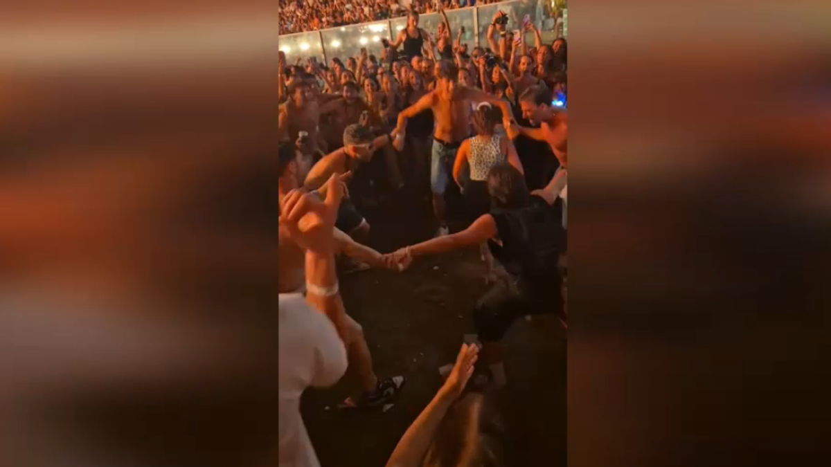 hayranlar küçük bir kızı dans ettirmek için insan kordonu oluşturuyor