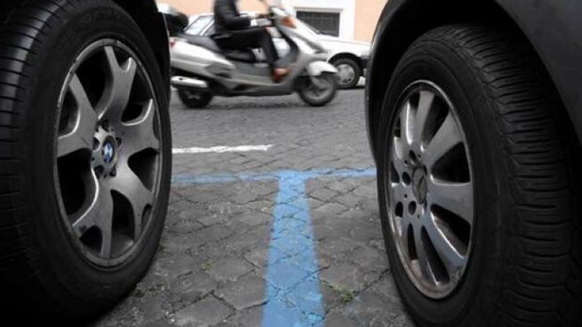 Roma, beyaz çizgilerdeki parklar: sonra onları mavi buluyor