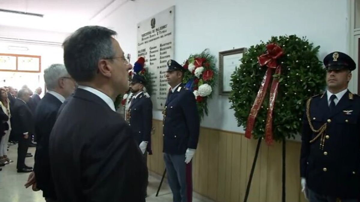 D'Amelio katliamı sırasında polis şefi Palermo'daki eskort departmanına çelenk koydu