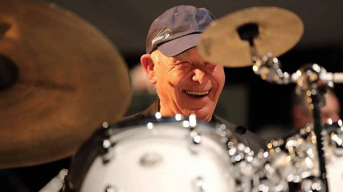 Davulcu Gianni Cazzola, Varese'deki konserinde hayatını kaybetti