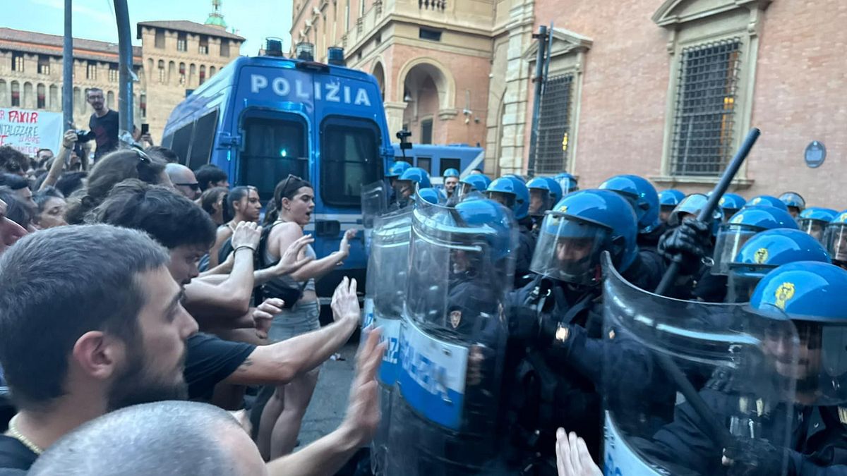 Bologna'da kelepçeli ölü, meydanda polisle çatışma