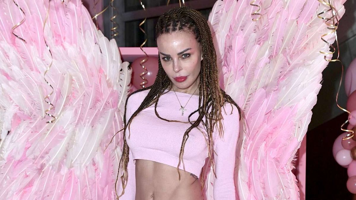 Nina Moric 50 yaşına giriyor ve resim yaparak kendini yeniden keşfediyor