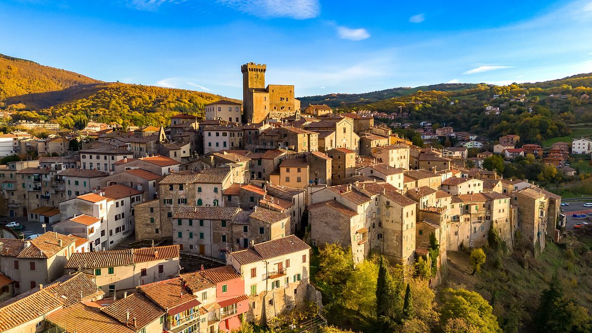 Addio alle mete più affollate, così quella del 2026 è diventata l'estate dei borghi