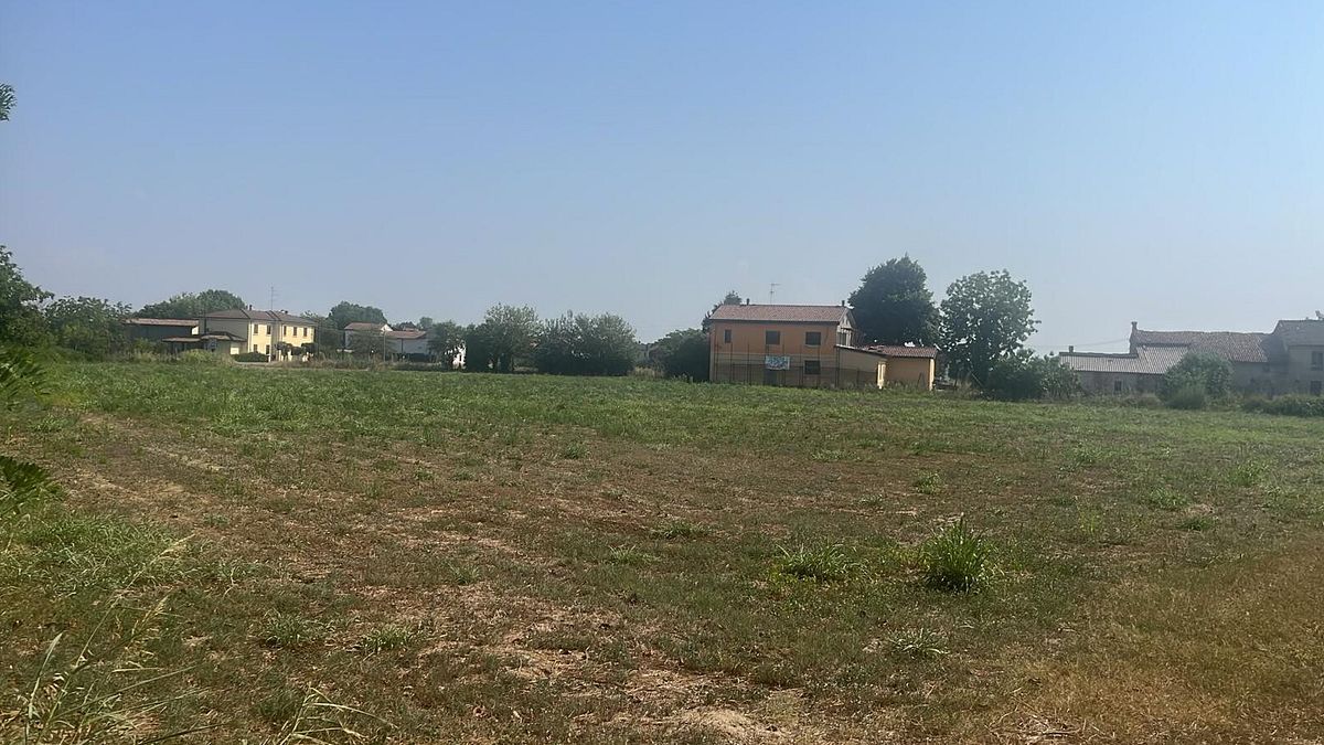 Piacenza, parco di batterie al litio vicino alle abitazioni: cittadini in rivolta