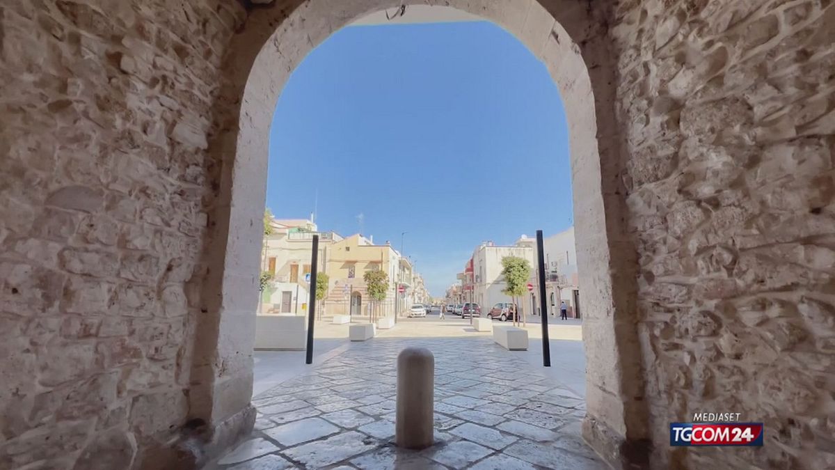 Bari: la piazza è sempre sporca, a ripulirla ci pensa... il sindaco