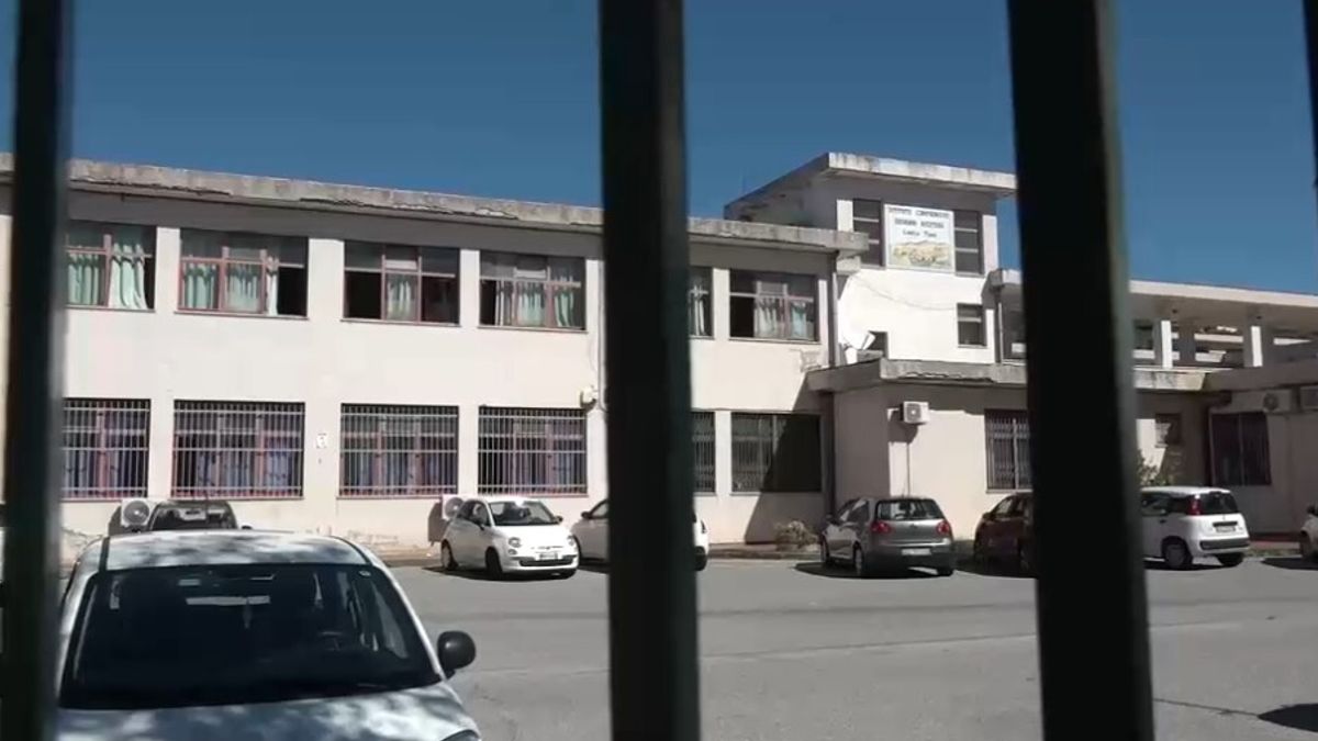 Pianifica un'aggressione alla prof: fermato da un compagno di classe
