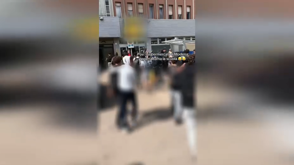 Assalto al supermercato, interviene la scuola sotto accusa: "Noi vittime, volevano fare spedizione punitiva contro un nostro alunno"