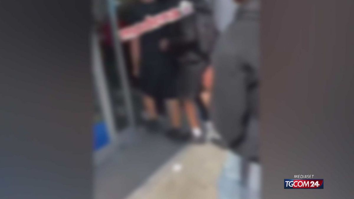 Modena, si organizzano in cinquanta per saccheggiare un supermercato