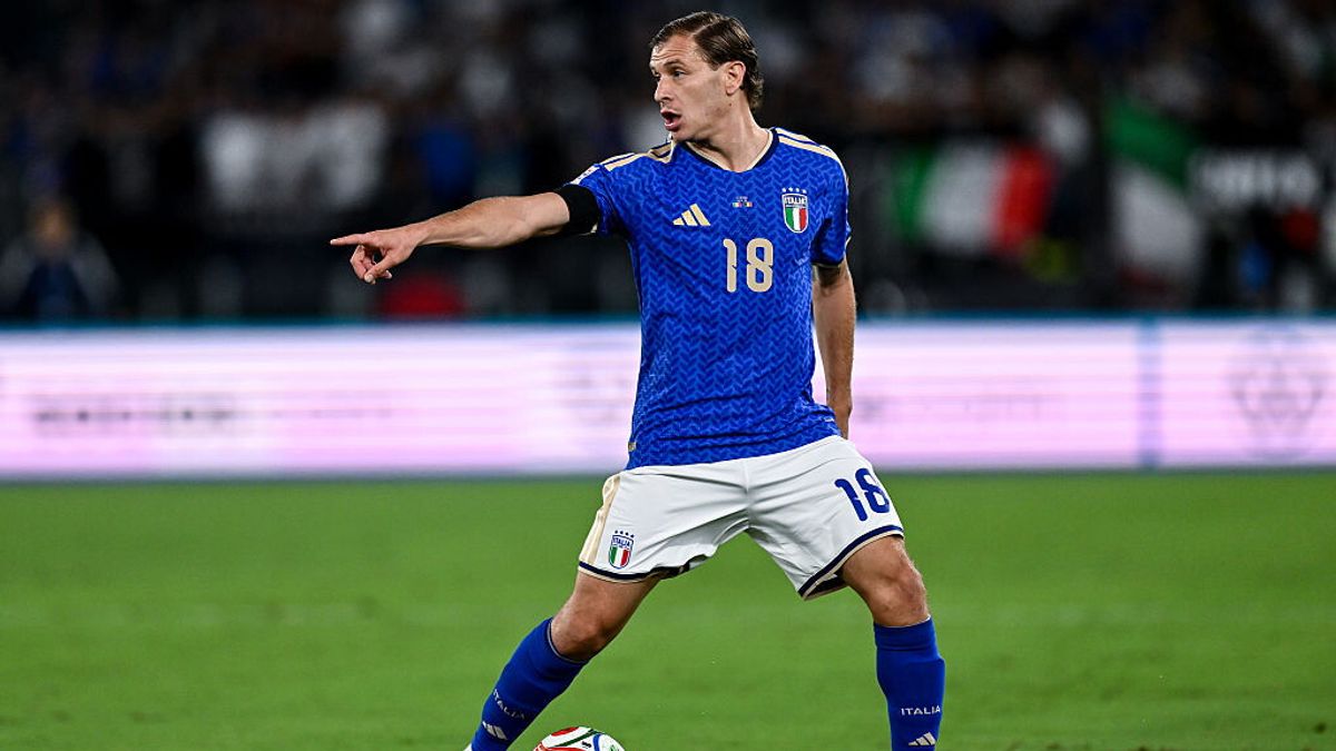 Mancini splits Italy squad and leaves Barella at Coverciano